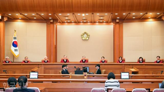 김상환(가운데) 헌법재판소장과 헌법재판관들이 18일 서울 종로구 헌법재판소 대심판정에서 열린 조지호 경찰청장 탄핵심판 선고기일에 자리하고 있다. 이날 헌재는 재판관 전원일치로 조지호 경찰청장 파면을 결정했다. 임지훈 인턴기자