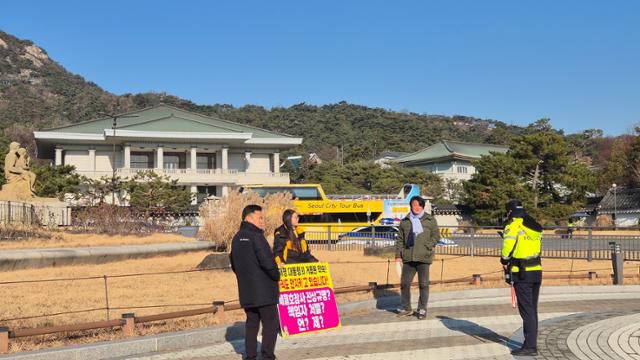 세월호 참사 유가족 전인숙(고 임경빈 군 어머니)씨가 청와대 복귀를 한 주 앞둔 18일 서울 종로구 청와대 남측 분수광장에서 피켓을 들고 4년 9개월 만에 다시 1인 시위를 하고 있다. 이재명 기자