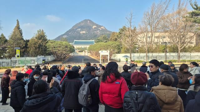 청와대 복귀를 약 한 주 앞둔 17일 서울 종로구 경복궁 신무문에서 청와대 본관을 배경으로 중국인 관광객들이 기념 촬영을 하고 있다. 이재명 기자
