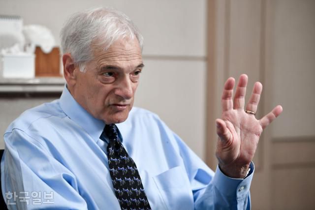 로버트 갈루치 미국 조지타운대 명예교수가 지난해 5월 28일 서울 서대문구 연세대 알렌관에서 본보와 인터뷰하고 있다. 한국일보 자료사진