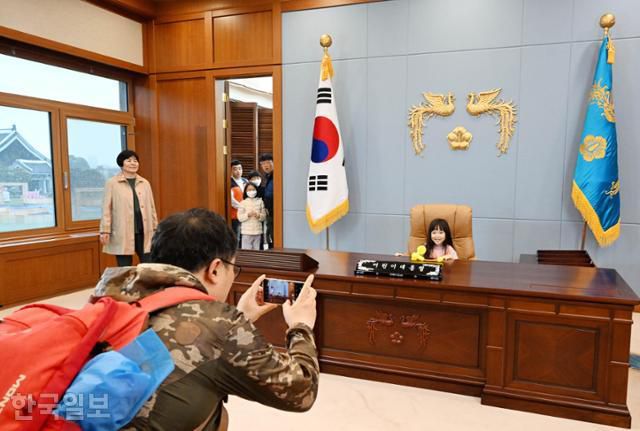 2023년 5월 5일 어린이날을 맞아 처음 개방된 청와대 여민관 3층 대통령 집무실에서 어린이가 기념촬영을 하고 있다.