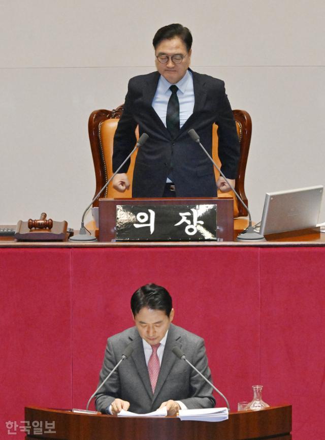 우원식 국회의장이 23일 오전 국회에서 열린 본회의에서 장동혁 국민의힘 대표가 필리버스터를 하는 동안 굳은 몸을 풀고 있다. 민경석 기자