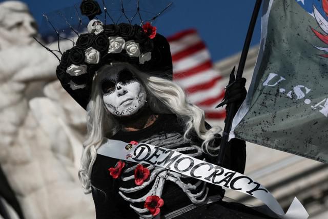 지난 11월 11일(현지시간) 미국 워싱턴 DC 국회의사당 재향군인의 날 시위에서 도널드 트럼프 미국 대통령의 정책을 반대하는 재향군인들이 집회를 벌이는 가운데 죽은 자의 날 의상을 입고 자신을 민주주의 복장이라고 밝힌 미국 참전용사. 로이터=연합뉴스