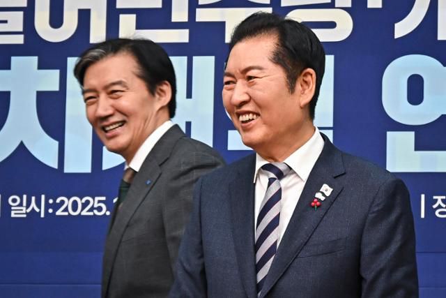 정청래(오른쪽) 더불어민주당 대표와 조국 조국혁신당 대표가 12일 국회에서 열린 더불어민주당-개혁진보4당 정치개혁 연석회의에서 웃으며 착석하고 있다. 정다빈 기자