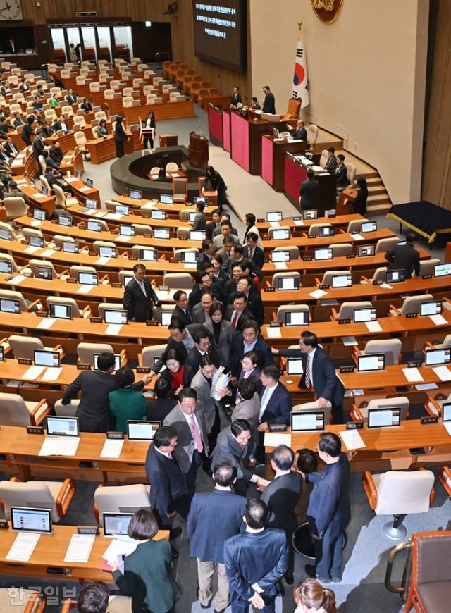 장동혁 국민의힘 대표가 23일 국회에서 열린 본회의에서 24시간 동안의 내란전담재판부 설치 특별법 등에 대한 필리버스터를 마친 뒤 의원들의 격려를 받고 있다. 민경석 기자