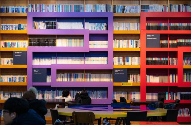 경기 파주시 파주출판도시 지혜의 숲을 찾은 방문객들이 책을 고르고 있다.
