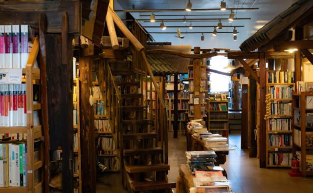 부산의 옛 책방골목을 재현한 문발리헌책방골목 블루박스.