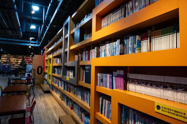 지혜의 숲 2관에 여원미디어, 풀과바람, 북스토리 등 출판사가 기증한 도서가 진열돼 있다.
