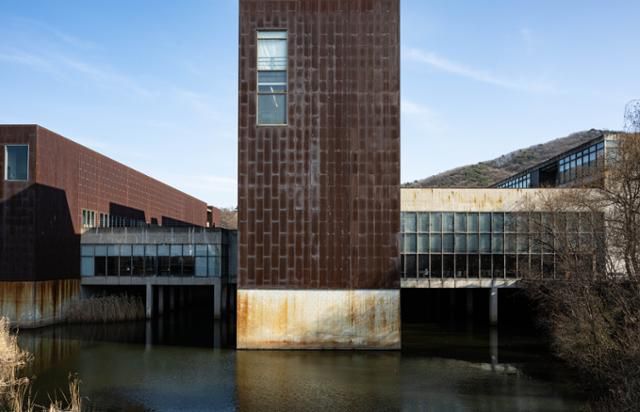 물과 산 사이에 위치한 아시아출판문화정보센터.