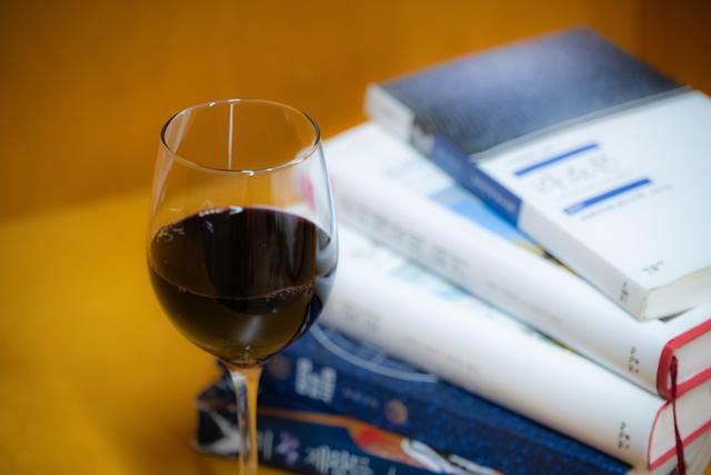 지지향과 문발살롱의 '정석'은 향이 좋은 와인과 양질의 도서를 느긋하게 음미하는 것이다.