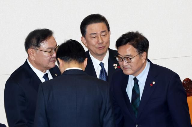 23일 국회에서 열린 제430회국회(임시회) 제2차 본회의에서 최수진 국민의힘 의원이 정보통신망 이용촉진 및 정보보호 등에 관한 법률 일부개정법률안(대안) 수정안에 대한 무제한 토론(필리버스터)을 하는 가운데 김병기(가운데) 더불어민주당 원내대표, 김태년(왼쪽) 의원이 의장석으로 가 우원식(오른쪽) 국회의장과 대화하고 있다. 뉴스1