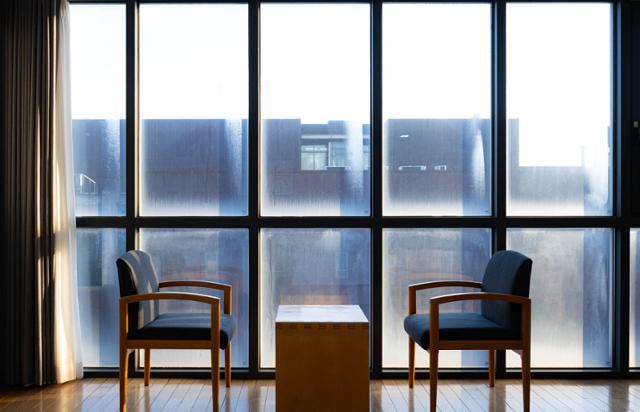 추운 날씨에도 불구하고 따스한 햇살이 내리쬐는 지지향 객실 내부 모습.