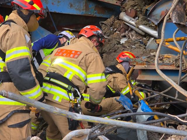 지난 11월 14일 오후 울산화력발전소 붕괴 현장에서 구조대원들이 마지막 매몰자를 찾기 위해 수색구조작업을 하고 있다. 뉴스1