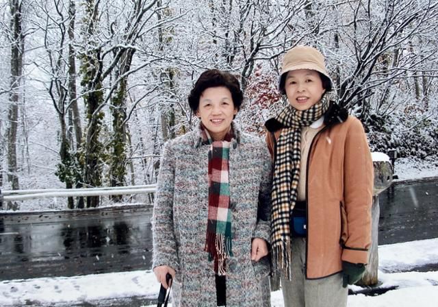 비류잉(오른쪽)과 그의 어머니. 1937년생인 어머니는 강인한 여성이었다. 발병 뒤에도 어머니는 한숨 쉬는 일도 거의 없었다. 못 걷게 되면 어떡하냐고 가끔 걱정할 뿐이었다고. 비류잉 제공