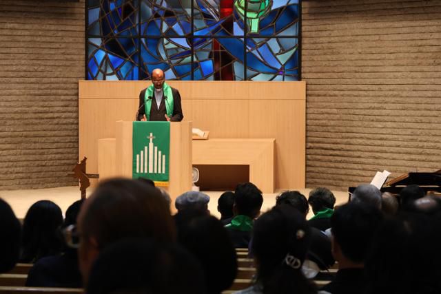 제리 필레이 세계교회협의회(WCC) 총무가 올해 8월 10일 한국기독교교회협의회(NCCK) 주도로 서울 연동교회에서 열린 '한반도 평화통일 공동기도주일 연합예배'에서 설교하고 있다. 한국기독교교회협의회 제공