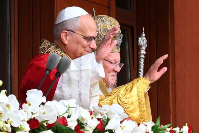 레오 14세(왼쪽) 교황과 바르톨로메오스 1세 콘스탄티노폴리스 세계 총대주교가 11월 30일 튀르키예 이스탄불에 있는 성 게오르기오스 총대주교좌성당에서 거행된 정교회 성찬 예배에 참여한 뒤 발코니에서 인사하고 있다. 이스탄불=AFP 연합뉴스