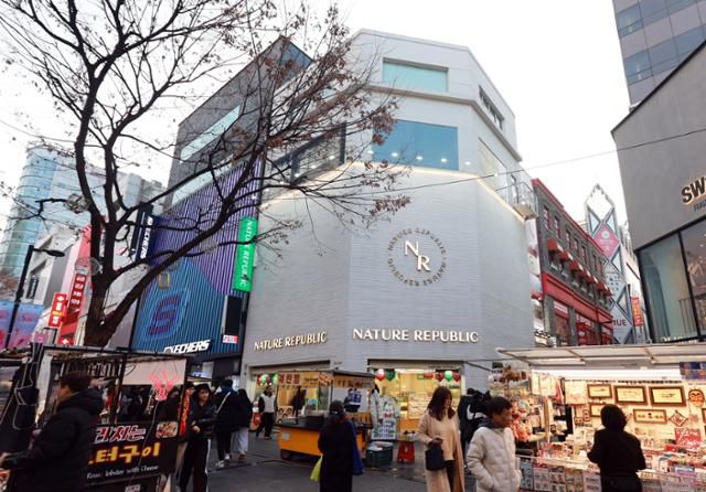 서울 명동의 ○○○ 부지가 23년째 전국에서 '가장 비싼 땅' 타이틀을 유지했다. 사진은 17일 명동 ○○○. 연합뉴스