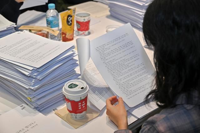 이서수 소설가가 14일 서울 중구 한국일보에서 2026 신춘문예 소설 부문 응모작을 심사하고 있다. 정다빈 기자