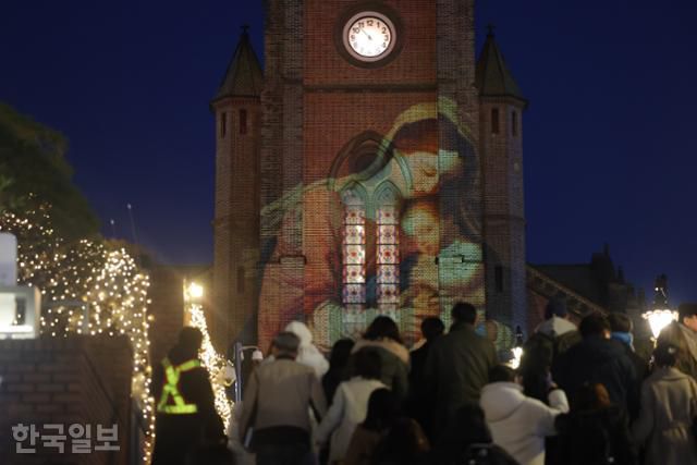 성탄절을 하루 앞둔 24일 서울 중구 명동대성당에 성탄절 기념 미디어파사드가 흘러나오고 있다. 연합뉴스