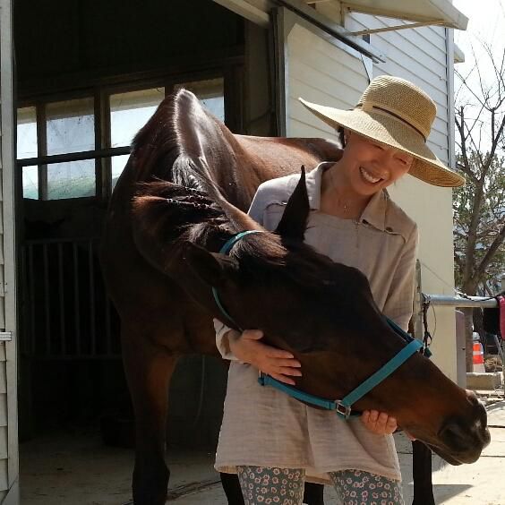 '초롱이 엄마' 영애씨가 입양한 퇴역 경주마 '초롱이'를 쓰다듬고 있다. 초롱이 엄마 영애씨 제공