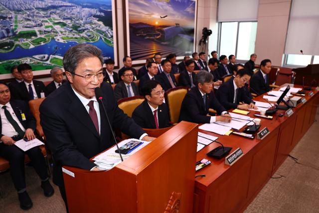 ○○○ 인천국제공항공사 사장이 17일 오전 서울 여의도 국회 국토교통위원회 전체회의에 출석해 의원 질의에 답변하고 있다. 뉴시스