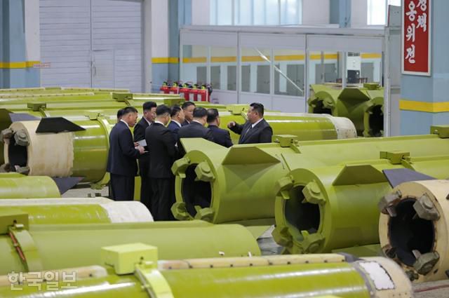 김정은 국무위원장이 중요군수공업기업소들을 방문하고 올해 미사일 및 포탄생산부문 실적과 4분기 생산실태를 점검했다고 노동신문이 26일 보도했다. 평양=노동신문· 뉴스1