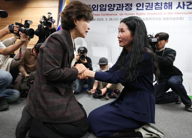 해외입양인 김유리씨가 3월 26일 서울 중구 남산스퀘어빌딩에서 열린 진실화해위원회 해외입양과정 인권침해 사건 진실규명 결정 발표 기자회견에서 박선영 위원장에게 무릎을 꿇고 진실규명을 호소하고 있다. 진실화해위는신청인 367명의 사건 중 56건에 대해서만 인권침해로 규정하고 국가의 공식 사과를 권고했다. 뉴스1