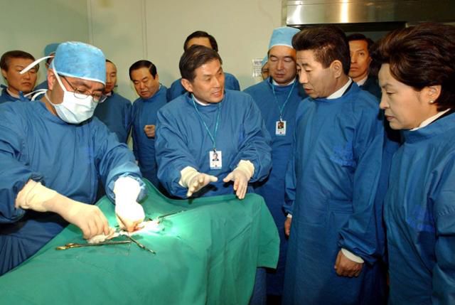 2003년 12월 10일 노무현 대통령과 권양숙 여사는 서울대병원 임상의학연구소에서 광우병 내성소와 장기이식용 돼지 생산 성과를 보고받았다. 그리고 비공개 독대 자리에서 황우석은 1번 줄기세포 수립 성공을 보고했다. 한국일보 자료사진