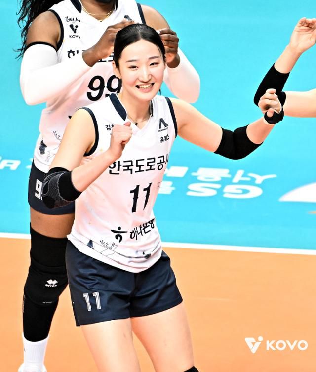 김세빈이 23일 서울 장충체육관에서 열린 GS칼텍스전에서 공격에 성공한 뒤 환하게 웃고 있다. 한국배구연맹 제공