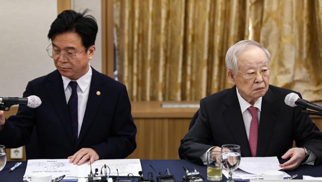 김영훈(왼쪽) 고용노동부 장관과 손경식 한국경영자총협회 회장이 9월 3일 서울 중구 프레스센터에서 열린 주요 기업 CHO 간담회에 참석하고 있다. 뉴스1