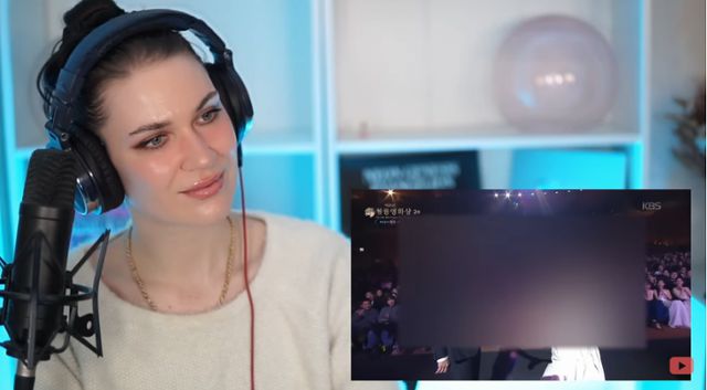 박정민과 화사의 청룡영화상 축하 공연을 리뷰하고 있는 미국 가수 카트린카. 카트린카 유튜브 영상 캡처