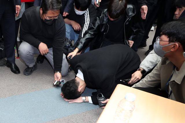 전두환 전 대통령의 손자 전우원씨가 2023년 3월 31일 광주 서구 5·18기념문화센터에서 5·18 광주민주화운동 희생자 유가족에게 큰절을 하며 할아버지를 대신해 사과하고 있다. 광주=연합뉴스