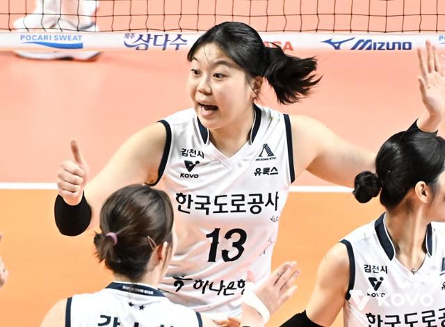 이지윤이 23일 서울 장충체육관에서 열린 GS칼텍스전에서 득점에 성공한 뒤 환호하고 있다. 한국배구연맹 제공