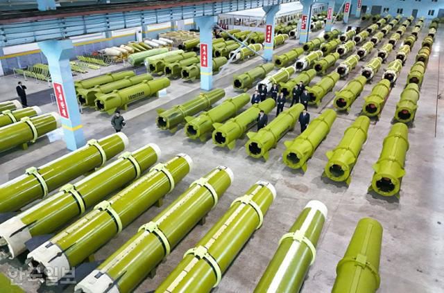 김정은 국무위원장이 중요군수공업기업소들을 방문하고 올해 미사일 및 포탄생산부문 실적과 4분기 생산실태를 점검했다고 노동신문이 26일 보도했다. 평양=노동신문· 뉴스1