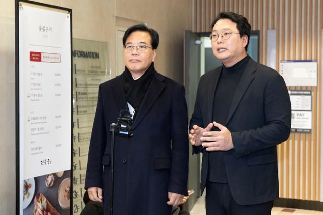 송언석(왼쪽) 국민의힘 원내대표와 천하람 개혁신당 원내대표가 21일 서울 여의도의 한 식당에서 통일교 특검법 합의를 위한 오찬 회동을 마치고 브리핑하고 있다. 뉴스1