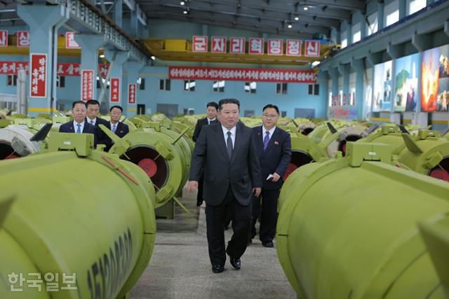 김정은 국무위원장이 중요군수공업기업소들을 방문하고 올해 미사일 및 포탄생산부문 실적과 4분기 생산실태를 점검했다고 노동신문이 26일 보도했다. 평양=노동신문· 뉴스1