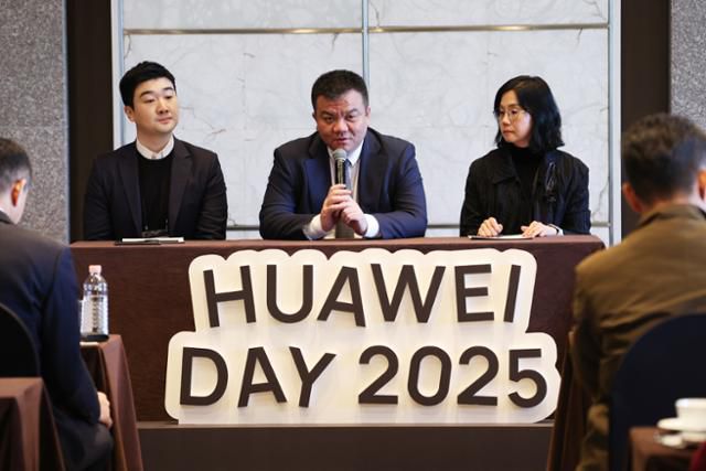 발리안 왕(가운데) 한국화웨이 CEO가 26일 서울 중구 더플라자호텔에서 열린 '화웨이 데이 2025'에 참석해 취재진의 질문에 답하고 있다. 연합뉴스