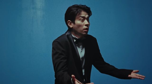 박정민은 '굿 굿바이' 뮤직비디오에서 제멋대로 구는 화사에 화도 내고 짜증도 낸다. 그렇지만 그는 좋게 작별한다. '굿 굿바이' 뮤직비디오 캡처