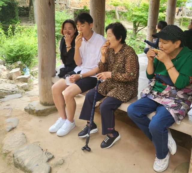 전두환 전 대통령의 손자 전우원(왼쪽 두 번째)씨가 25일 인스타그램에 올린 사진. 함께 아이스크림을 먹고 있는 여성들은 광주민주화운동 희생자 유가족으로 추정된다. 인스타그램 캡처