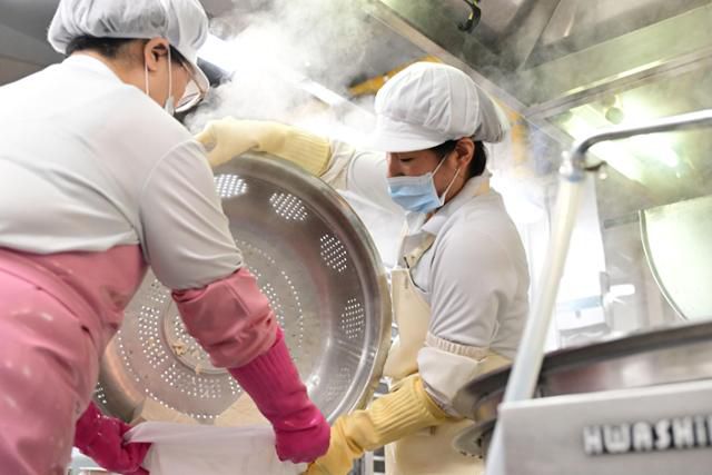 지난해 10월 23일 대구의 한 고등학교에서 급식 조리사들이 쪄낸 두부를 옮겨 담고 있다. 대구=최주연 기자