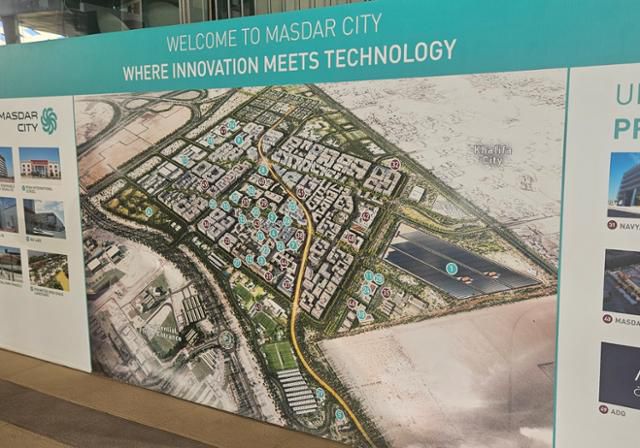 4일(현지시간) 탄소 배출 '제로(0)'를 목표로 신재생에너지 사업화 모델을 실증하는 '마스다르 시티' 조감도가 UAE 아부다비 북부 내륙 조성지에 설치돼 있다. 아부다비=김태연 기자