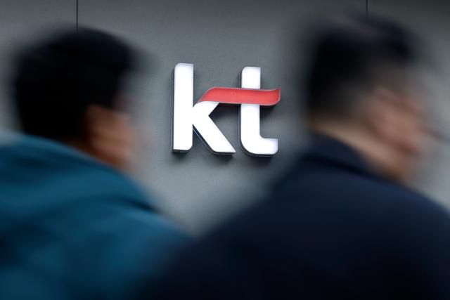 KT 무단 소액결제 사태에 대한 최종 조사 결과가 발표된 29일 서울의 한 KT 대리점 앞을 시민들이 지나고 있다. 뉴스1