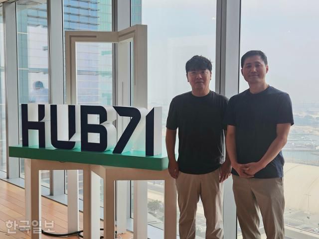 5일(현지시간) AI 스타트업 '레드브릭'의 양영모(왼쪽) 대표와 이광용 총괄이 UAE 아부다비 알 마리야섬 글로벌마켓 내 '허브71'에서 포즈를 취하고 있다. 아부다비=김태연 기자