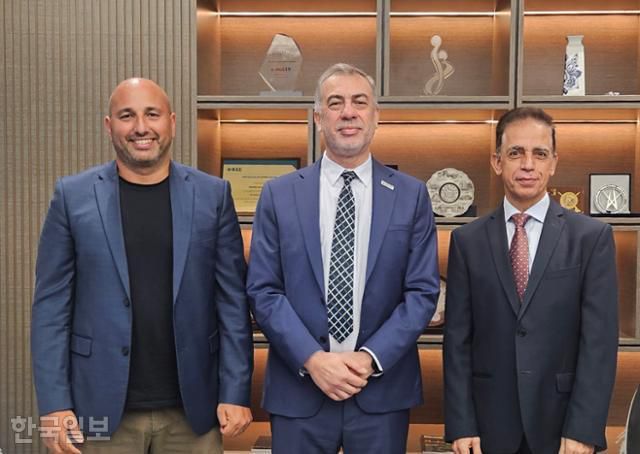 3일 UAE 아부다비 칼리파대에서 만난 메루안 데바(왼쪽부터) 컴퓨터공학과 교수, 바얀 샤리프 교학부총장, 마흐무드 알 쿠타이리 교무처장이 기념사진을 찍고 있다. 아부다비=김태연 기자