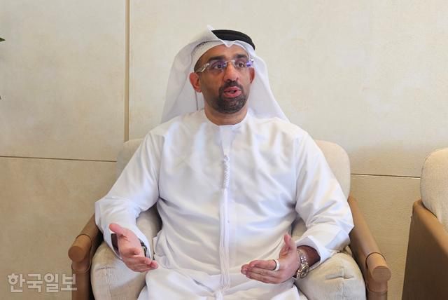 압둘라 후마이드 알 자르완 아부다비 에너지부 의장이 6일(현지시간) UAE 아부다비 야스섬에서 AI 산업 유치를 위한 에너지 전략을 설명하고 있다. 아부다비=김태연 기자