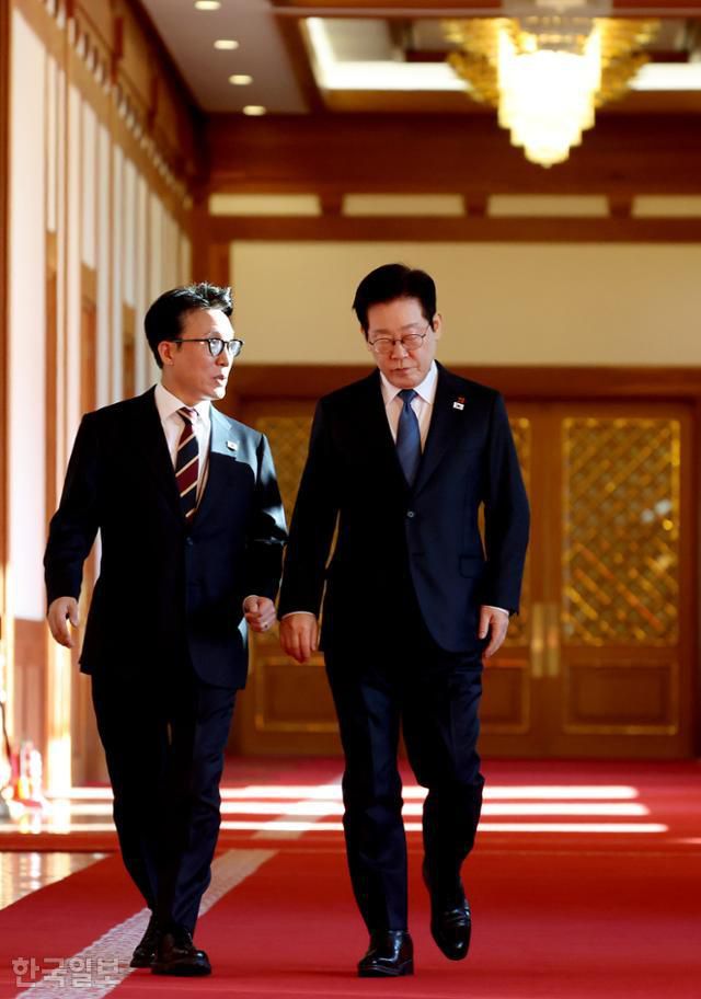 이재명 대통령이 30일 국무회의를 주재하기 위해 김민석 국무총리와 함께 청와대 세종실로 향하며 이야기하고 있다. 왕태석 선임기자