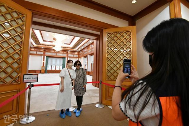 청와대 본관 및 관저가 개방된 2022년 5월 26일 청와대 본관 충무실 앞에서 관람객이 기념사진을 촬영을 하고 있다. 최주연 기자