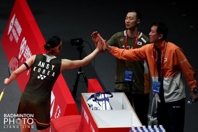 박주봉(맨 오른쪽) 한국 배드민턴 대표팀 감독이 21일 중국 항저우 올림픽스포츠센터에서 열린 세계배드민턴연맹(BWF) 월드 투어 파이널스 2025에서 여자 단식 결승에 진출한 안세영과 하이파이브를 하고 있다. 대한배드민턴협회 제공