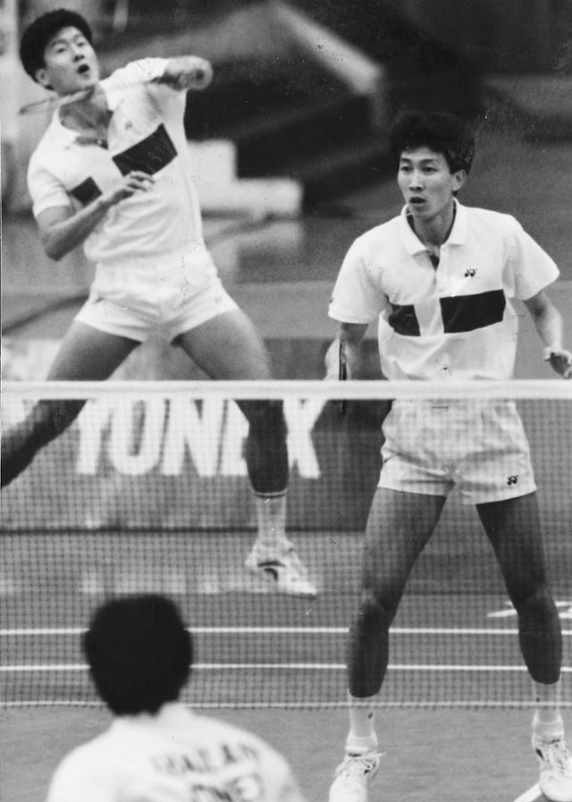 박주봉(오른쪽)이 남자 복식에서 호흡을 맞췄던 김문수와 함께 대회를 치르고 있다. 한국일보 자료사진