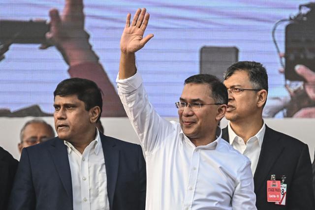 칼레다 지아 방글라데시 전 총리의 장남인 타리크 라흐만(왼쪽 두 번째)이 25일 17년간의 영국 망명 생활을 끝내고 방글라데시 다카에 도착한 뒤 지지자들에게 손을 흔들고 있다. 다카=AFP 연합뉴스